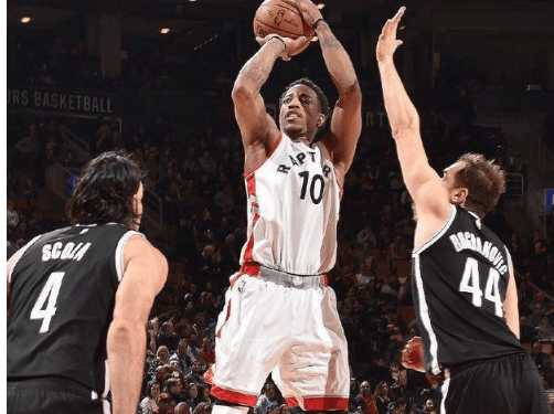 利物浦本赛季状态低迷，引援失误和阵容问题导致萨拉赫被冷宫，球队内部矛盾加剧。