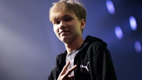 每体列足坛十大奇葩条款：博格坎普拒坐飞机；内马尔微笑条款